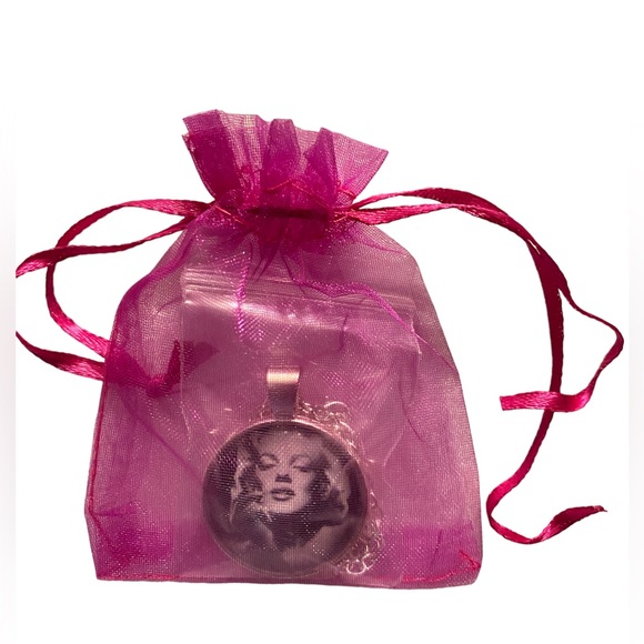 Marilyn Monroe Necklace. - Picture 4 of 4